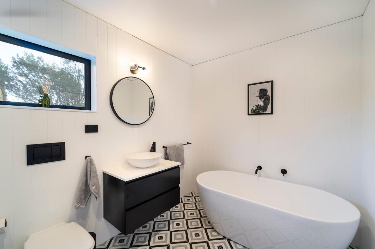 Black Barn Modern: Luxe Martinborough Escape Exterior foto