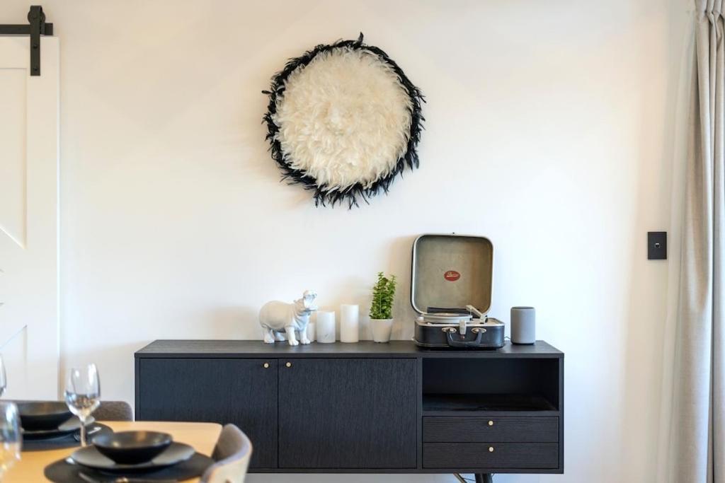 Black Barn Modern: Luxe Martinborough Escape Exterior foto